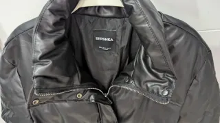 Cazadoras Bershka de pelo o cuero negras.
