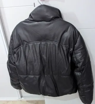 Cazadoras Bershka de pelo o cuero negras.