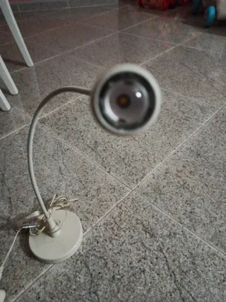 Lampada da tavolo snodata beige