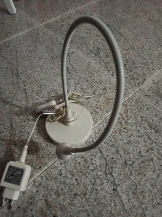 Lampada da tavolo snodata beige