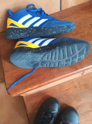 Sneakers Adidas blu e bianco per bambini