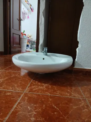 Lavabo de ceramica con grifo y desagüe de metal...