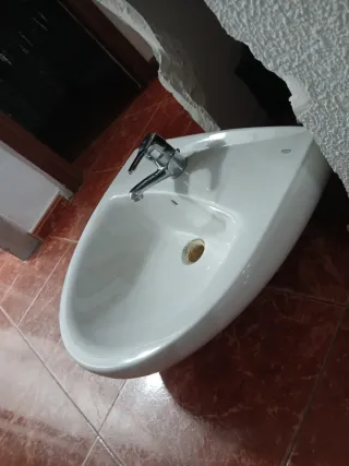 Lavabo de ceramica con grifo y desagüe de metal...