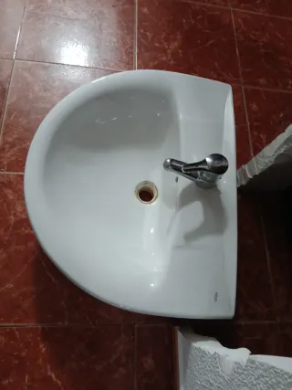 Lavabo de ceramica con grifo y desagüe de metal...