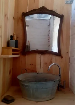 Espejo de madera con marco decorado