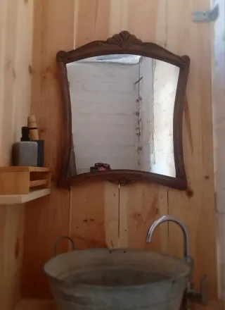 Espejo de madera con marco decorado