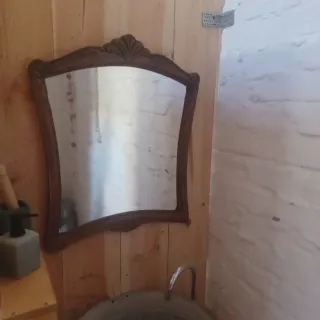 Espejo de madera con marco decorado