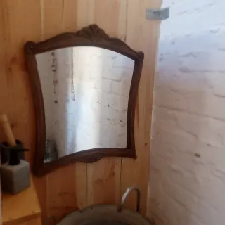 Espejo de madera con marco decorado