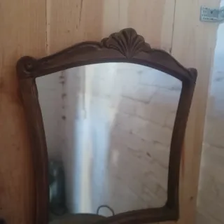Espejo de madera con marco decorado