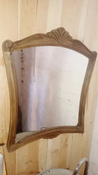 Espejo de madera con marco decorado