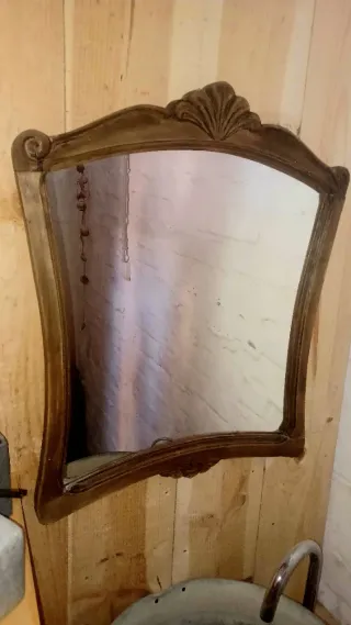 Espejo de madera con marco decorado