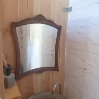 Espejo de madera con marco decorado