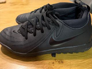 Botas de fútbol Nike negras