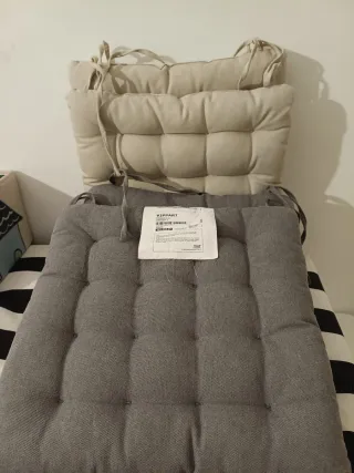 Cojines de tela grises y beige