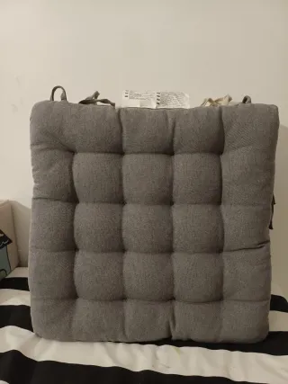 Cojines de tela grises y beige