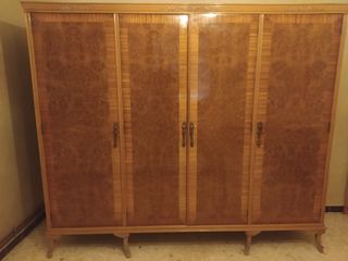 Armario antiguo de madera