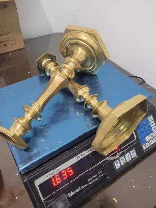 Antiguos candelabros de iglesia