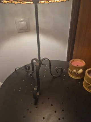 DOS Lámparas de mesilla con pantallas de mimbre