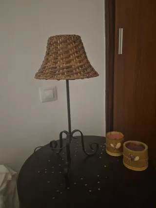 DOS Lámparas de mesilla con pantallas de mimbre
