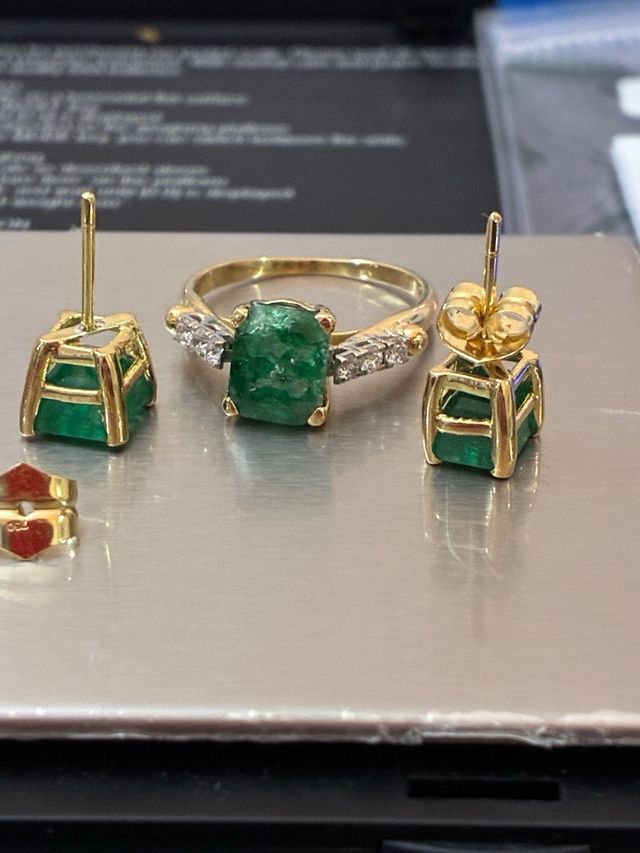 Anillo y pendientes esmeraldas 7.35 Ct