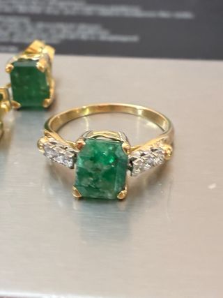 Anillo y pendientes esmeraldas 7.35 Ct