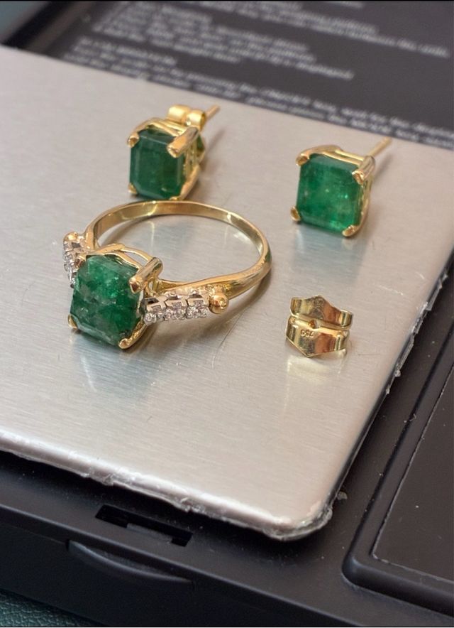 Anillo y pendientes esmeraldas 7.35 Ct