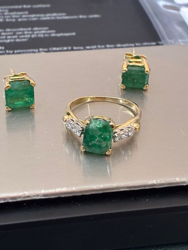 Anillo y pendientes esmeraldas 7.35 Ct