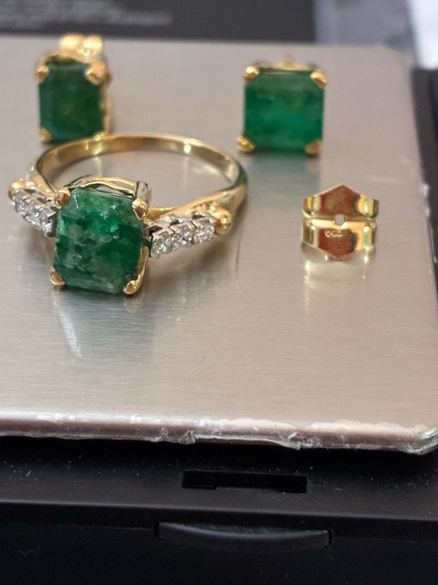 Anillo y pendientes esmeraldas 7.35 Ct