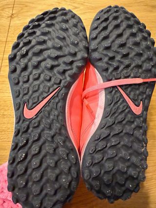 Botas de fútbol Nike rosas 32