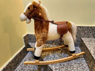 Caballito balancín marrón y blanco