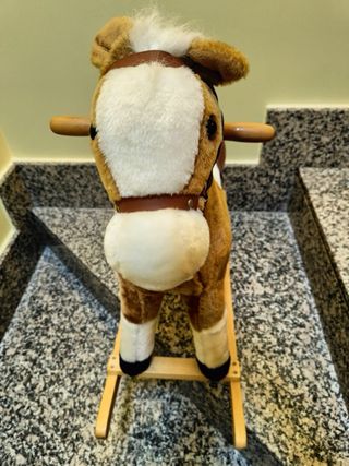 Caballito balancín marrón y blanco