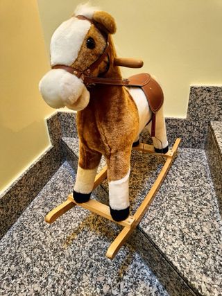 Caballito balancín marrón y blanco