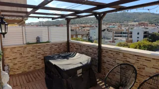 Pérgola de madera con toldo retráctil