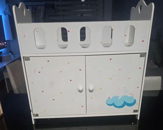 Cuna para muñecas con armario