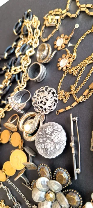 Collezione Varia di Gioielli Vintage: Collane, Bracciali, Anelli