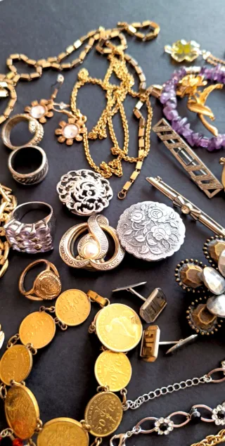 Collezione Varia di Gioielli Vintage: Collane, Bracciali, Anelli