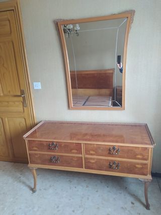 Cómoda de madera con 4 cajones