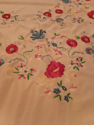 Mantón blanco crudo bordado floral con flecos