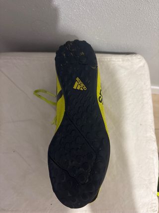 Botas de fútbol Adidas amarillas y negras