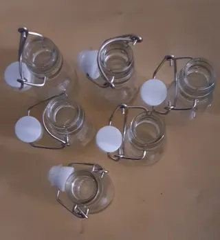 Set 2 Bicchieri cocktail e bottiglie