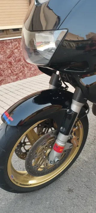 Honda VTR 1000F Fire Storm Negra y Dorada