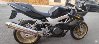 Honda VTR 1000F Fire Storm Negra y Dorada