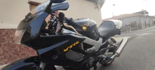 Honda VTR 1000F Fire Storm Negra y Dorada