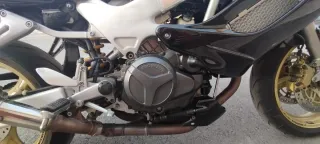 Honda VTR 1000F Fire Storm Negra y Dorada