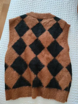 Chaleco Stradivarius rombos marrón y negro T.S