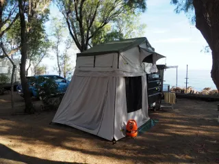 Remolque con tienda para camping