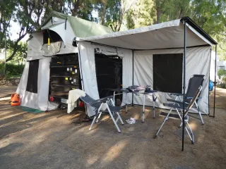 Remolque con tienda para camping