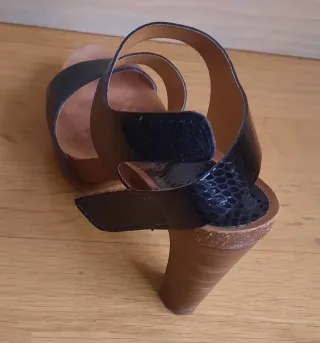 Sandalias charol tacón