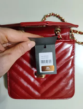 Bolso Burdeos y metal dorado. 8,3 x 8,3 cm.