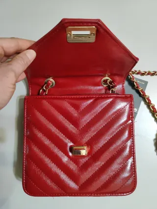 Bolso Burdeos y metal dorado. 8,3 x 8,3 cm.